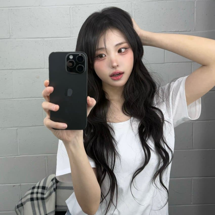 Behind-the-scenes cut of Hina (QWER)