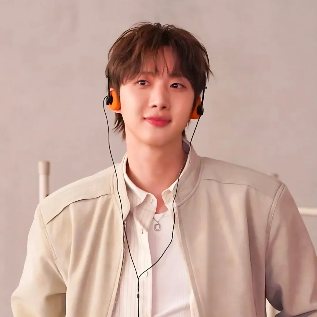 Recent activity shot of Hui (PENTAGON)