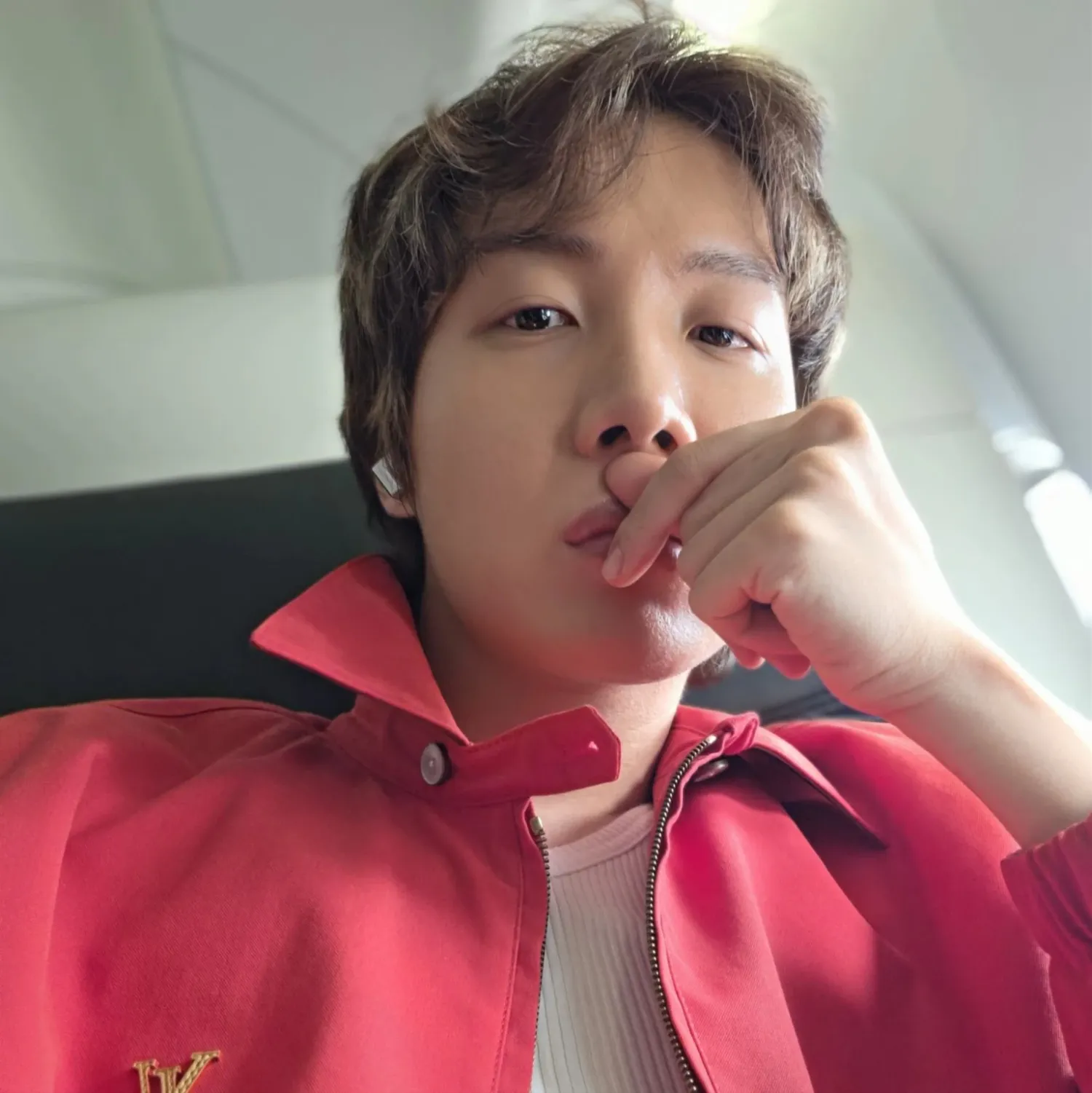 Foto aktivitas terbaru j-hope (BTS)