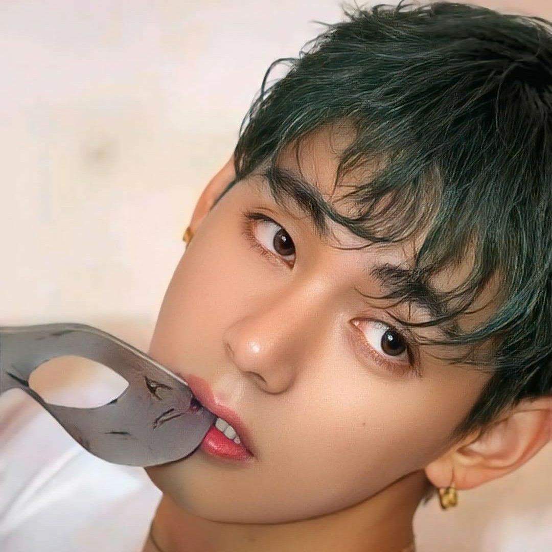 뷔 (방탄소년단)의 최신 사진