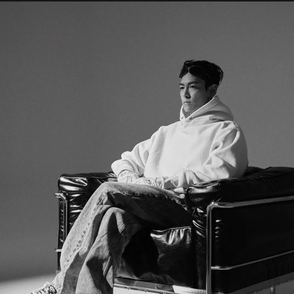 A moment captured by T.O.P's fan