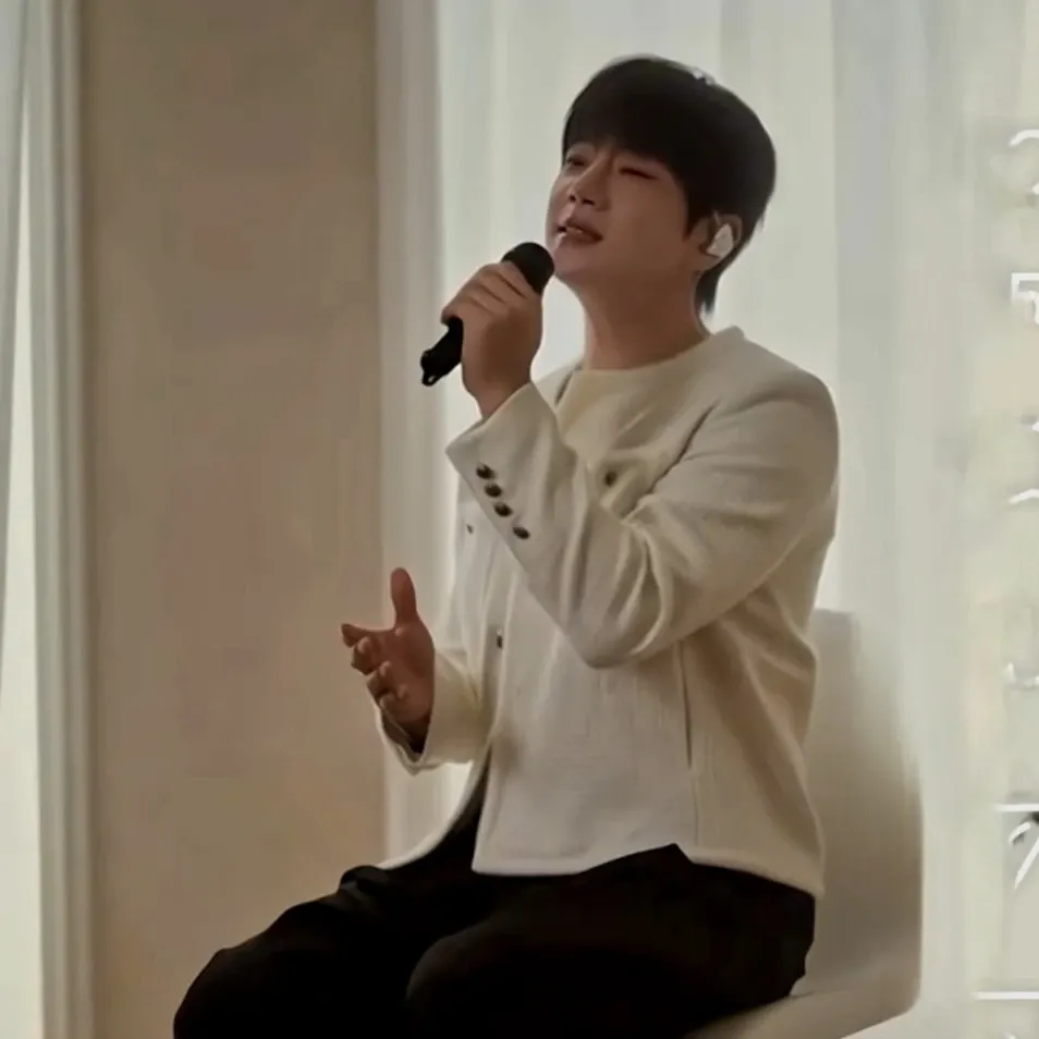 Recent activity shot of Hwang Chiyeol