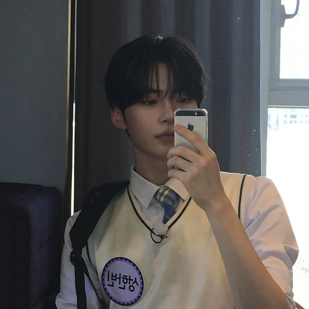Recent activity shot of Sung Hanbin (ZEROBASEONE)