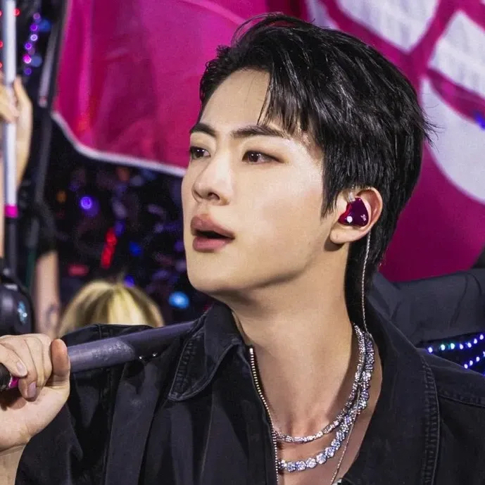 Foto aktivitas terbaru Jin (BTS)