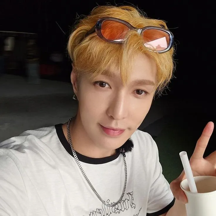 Behind-the-scenes cut of Lay (EXO)