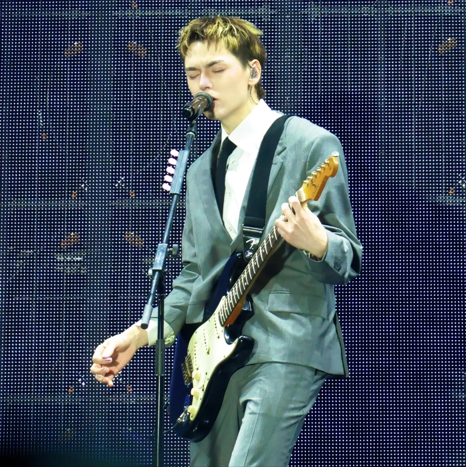 A moment captured by Vernon (SEVENTEEN)'s fan