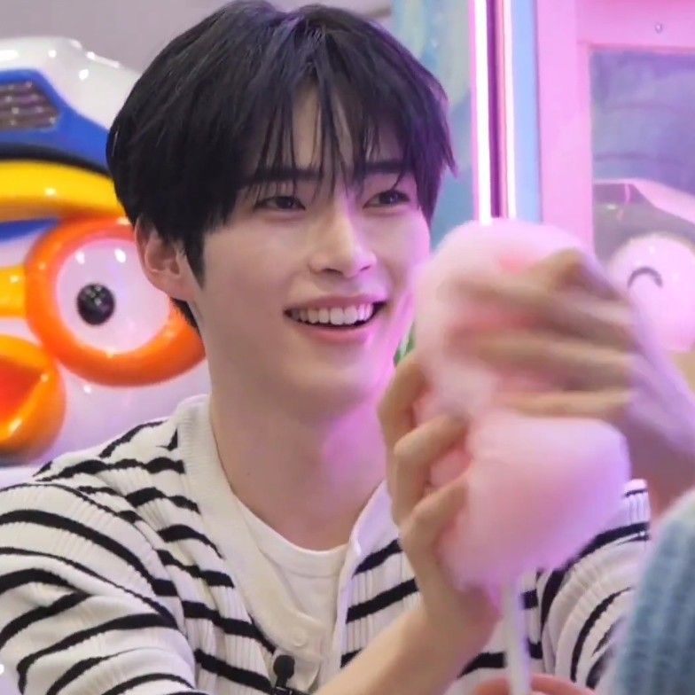 Foto aktivitas terbaru Sung Hanbin (ZEROBASEONE)