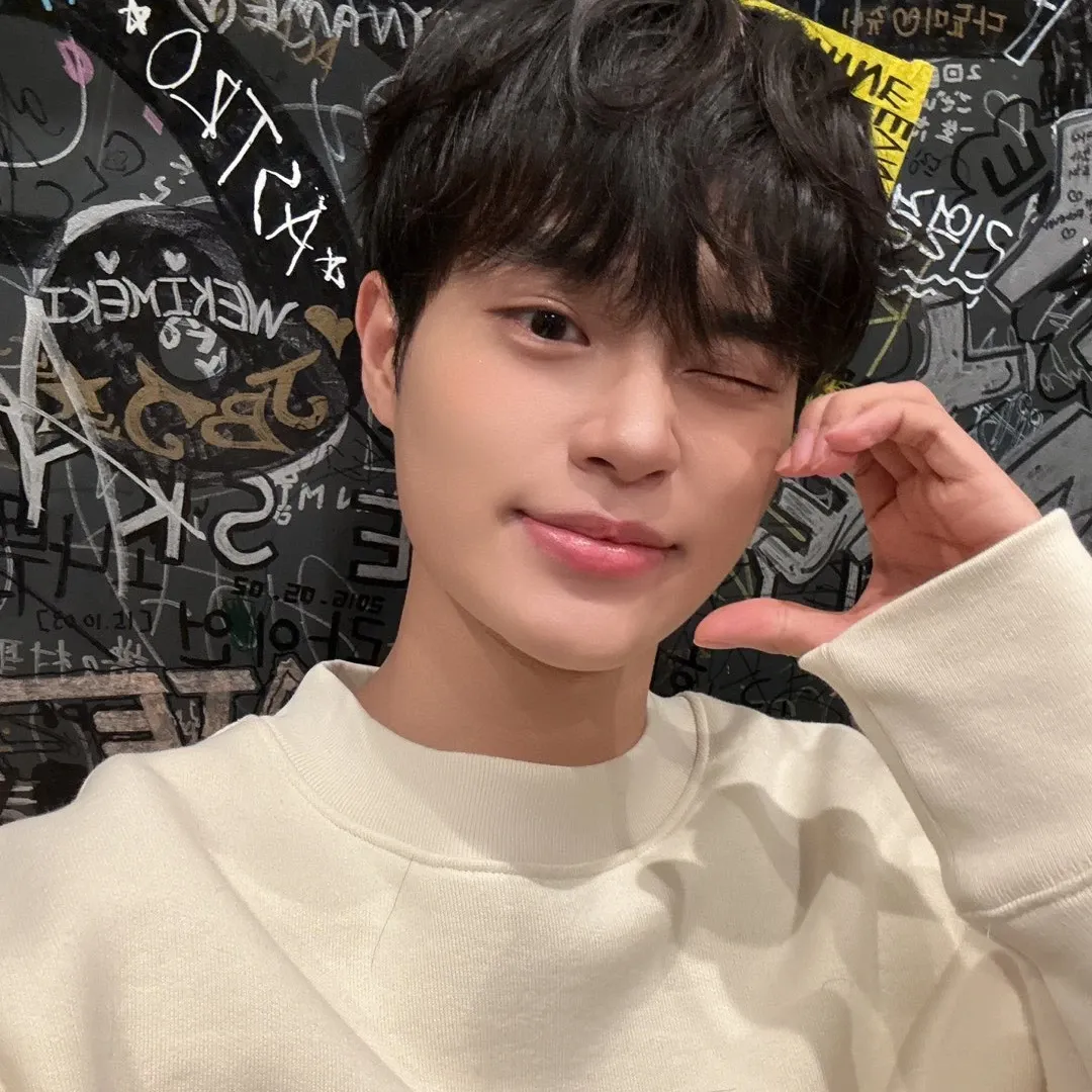 A moment captured by Lee Daehwi (AB6IX)'s fan