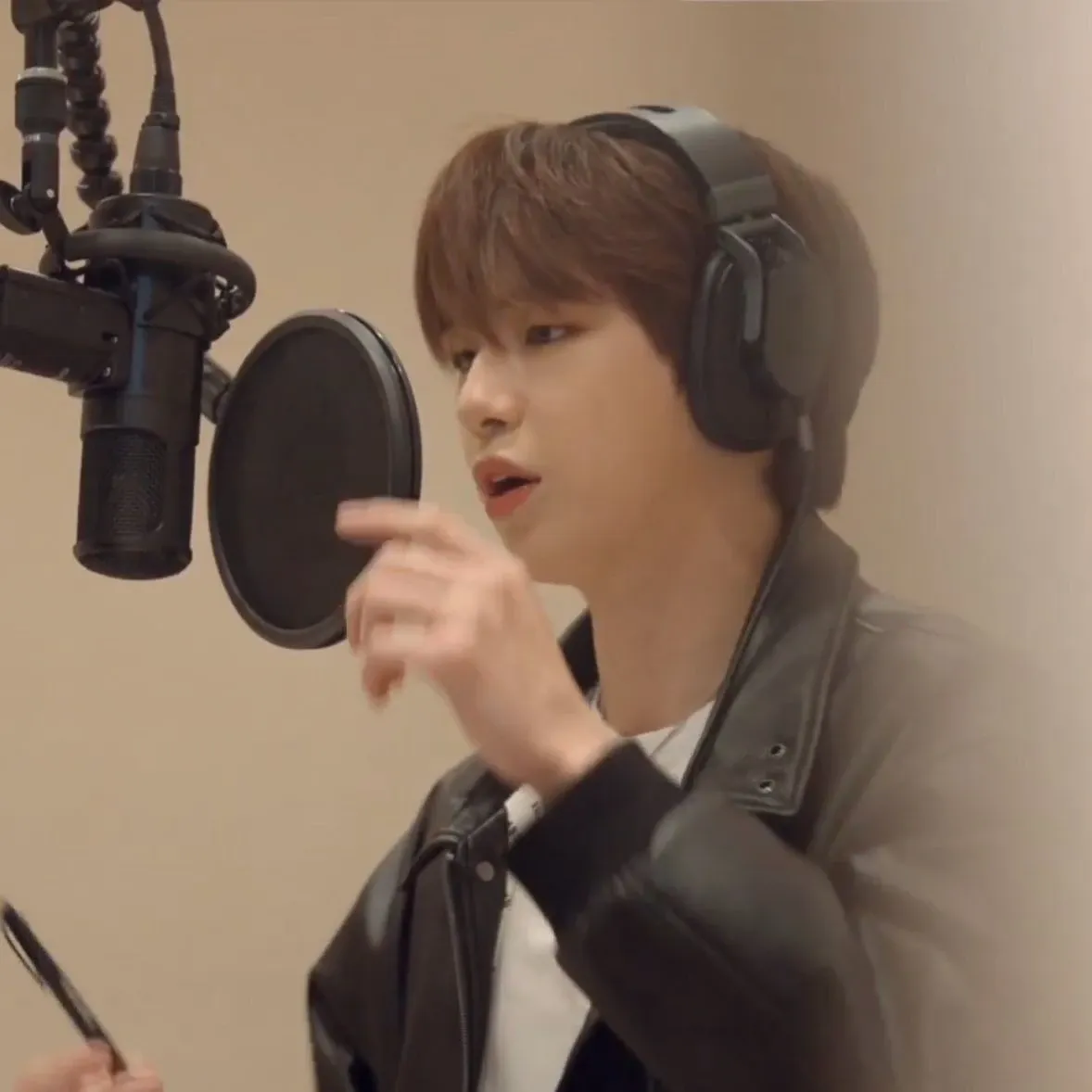 강다니엘의 비하인드 컷
