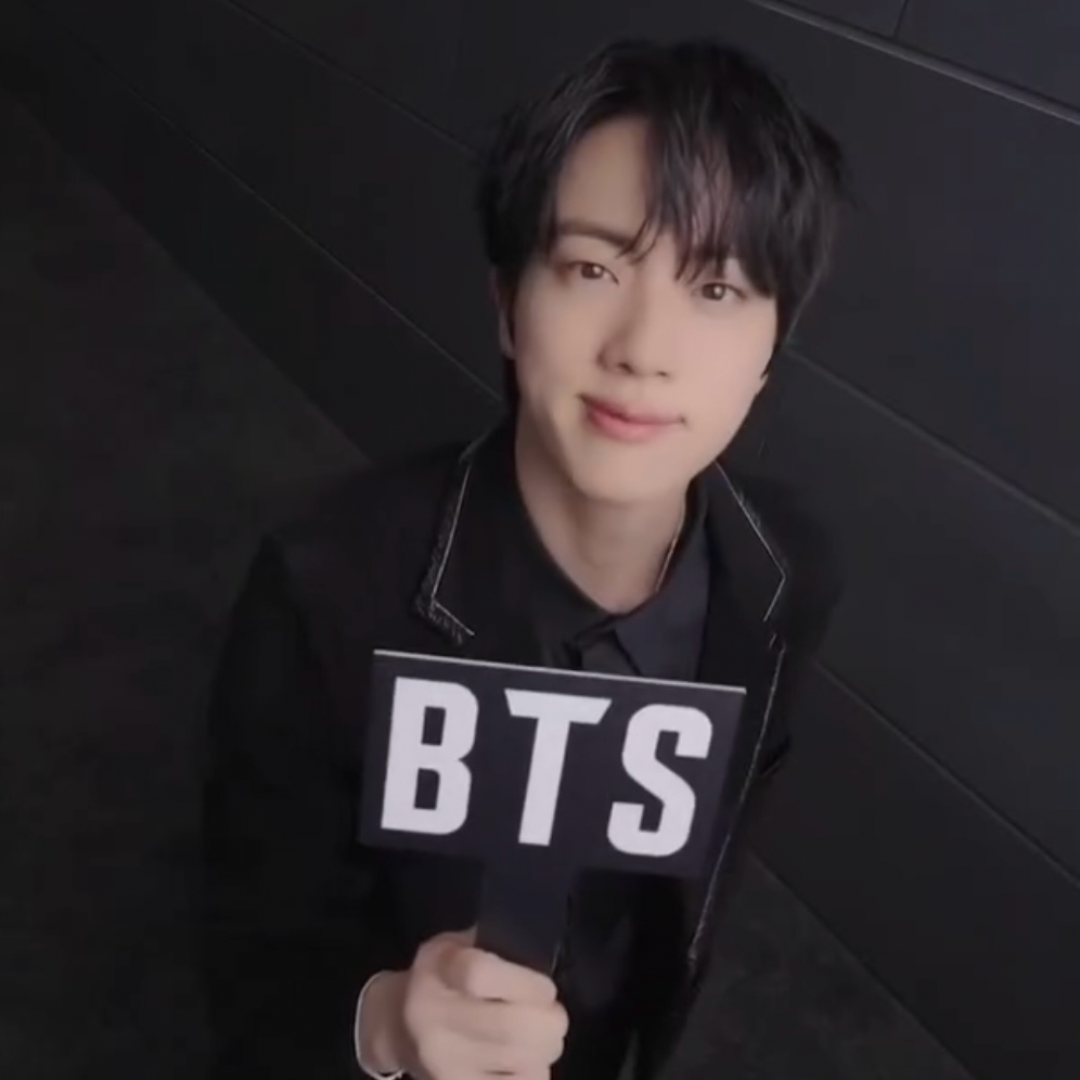 Momen yang diabadikan oleh penggemar Jin (BTS)