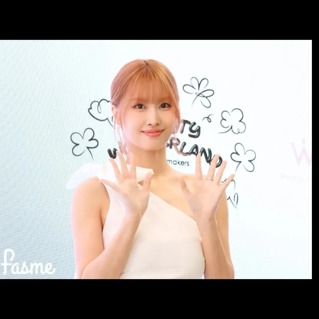 Behind-the-scenes cut of Momo (TWICE)