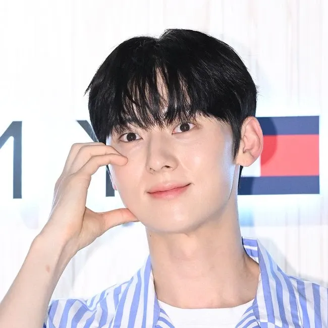 A moment captured by Hwang Minhyun's fan