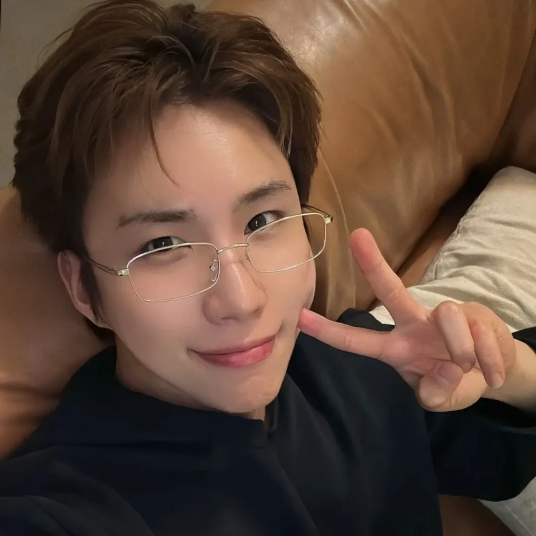 A moment captured by Wow (A.C.E)'s fan
