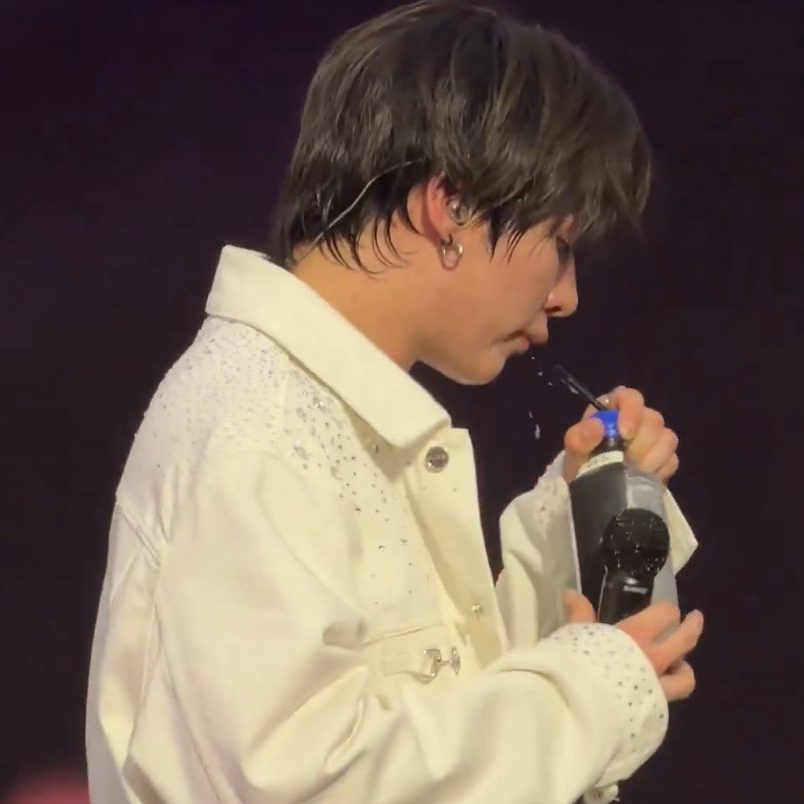 A moment captured by Lee Know (Stray Kids)'s fan
