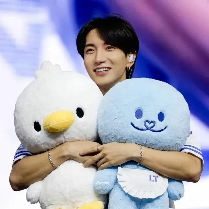 Behind-the-scenes cut of Leeteuk (Super Junior)