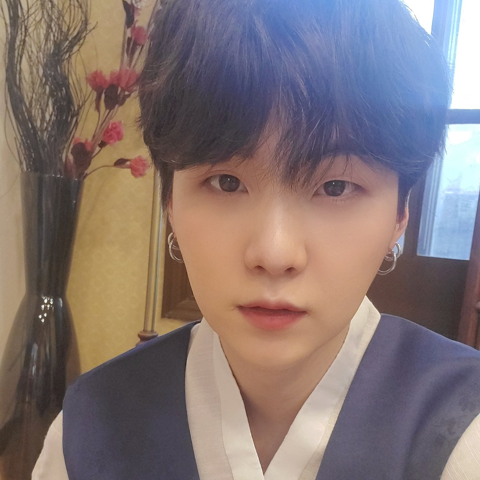 Foto aktivitas terbaru SUGA (BTS)