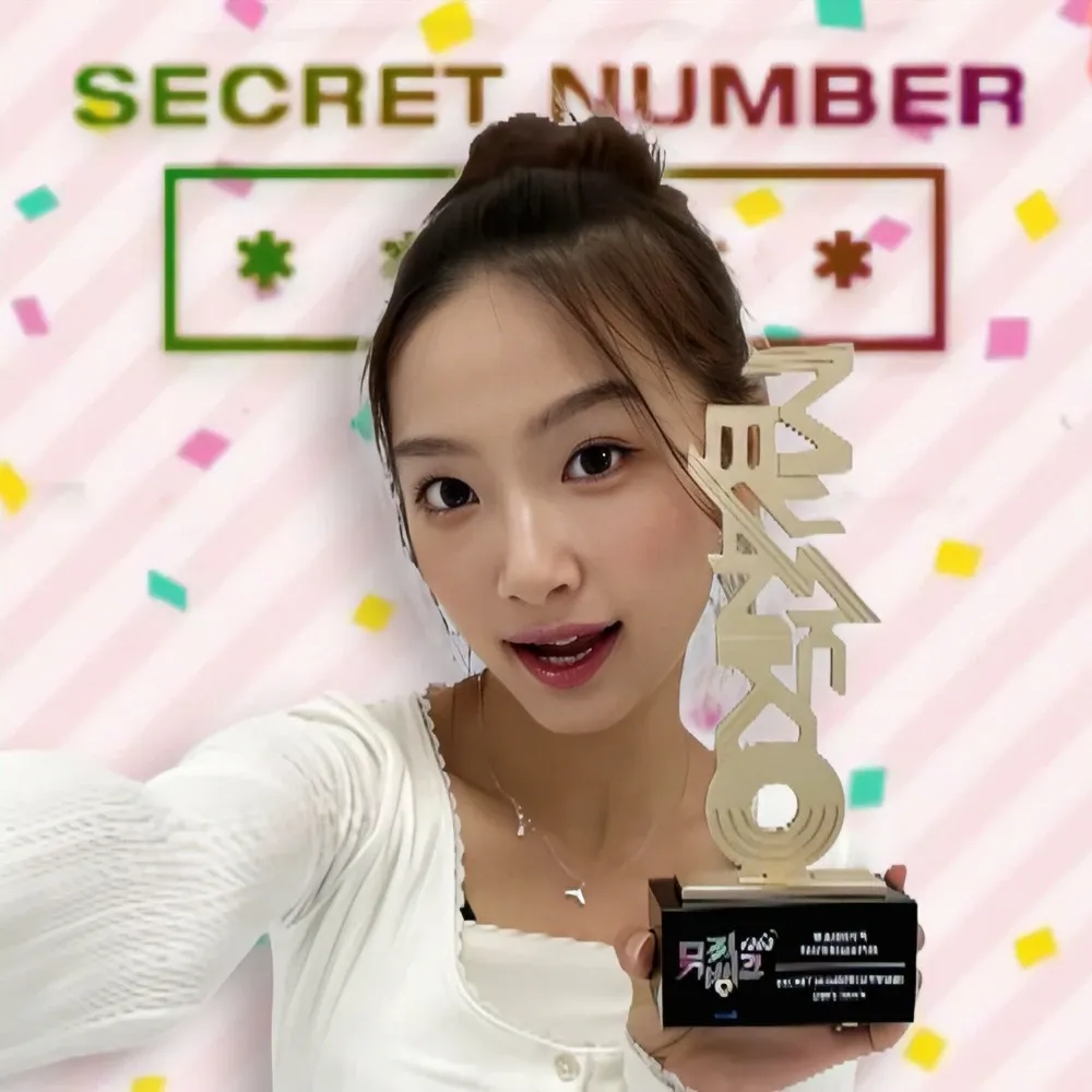 A moment captured by Ebin (SECRET NUMBER)'s fan