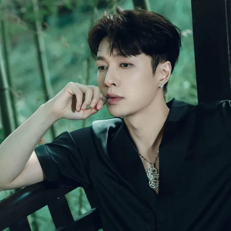 Recent activity shot of Lay (EXO)
