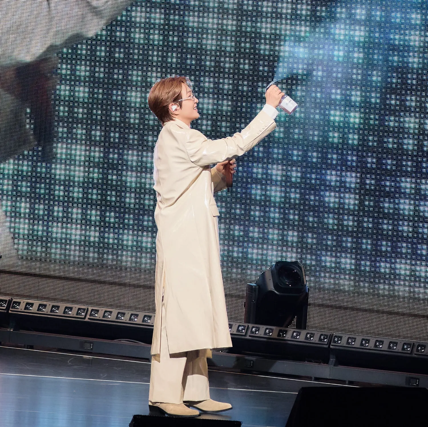 A moment captured by Onew (SHINee)'s fan