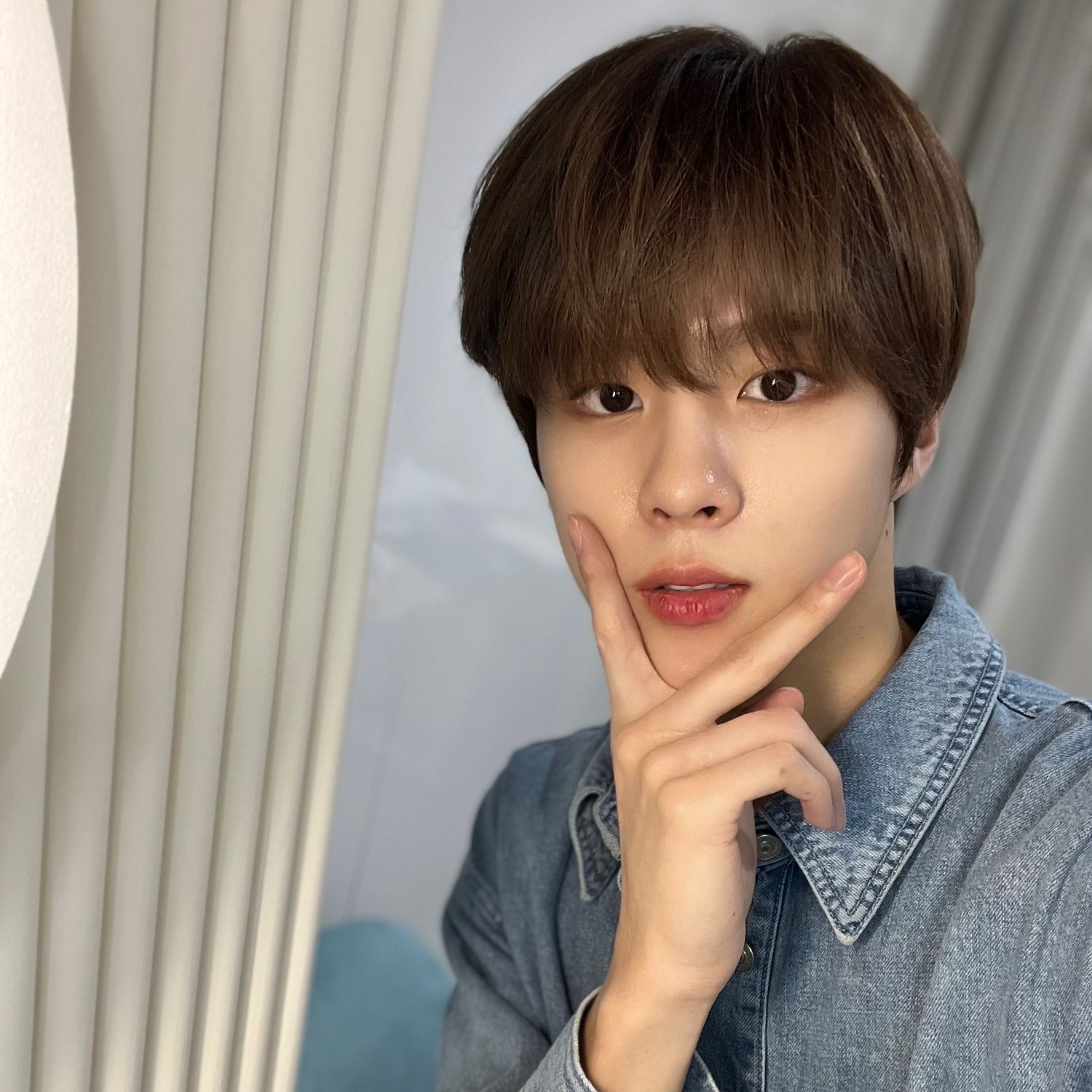 Behind-the-scenes cut of Kim Wooseok