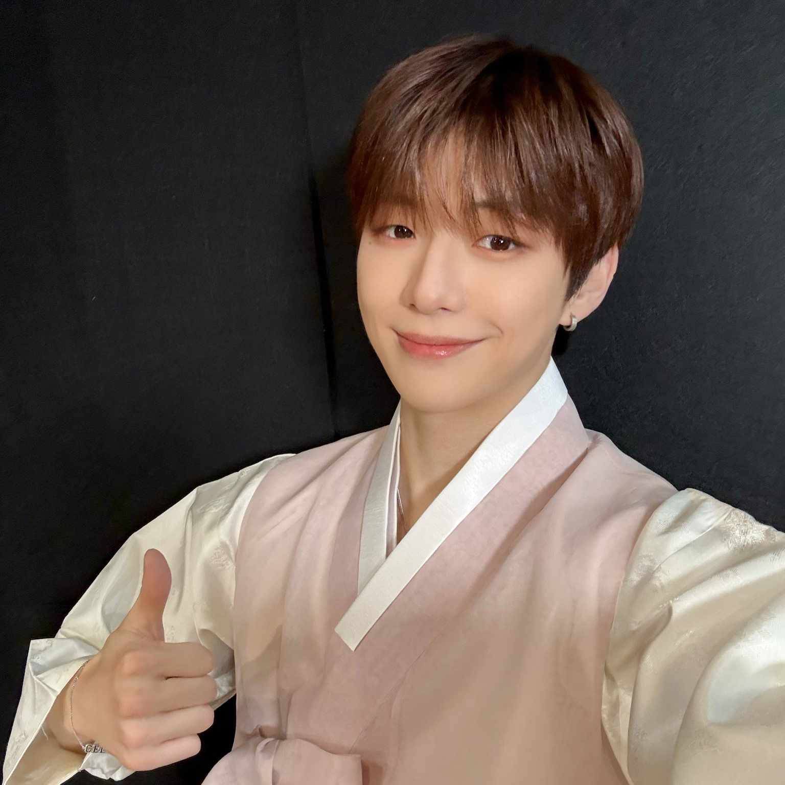 강다니엘의 비하인드 컷