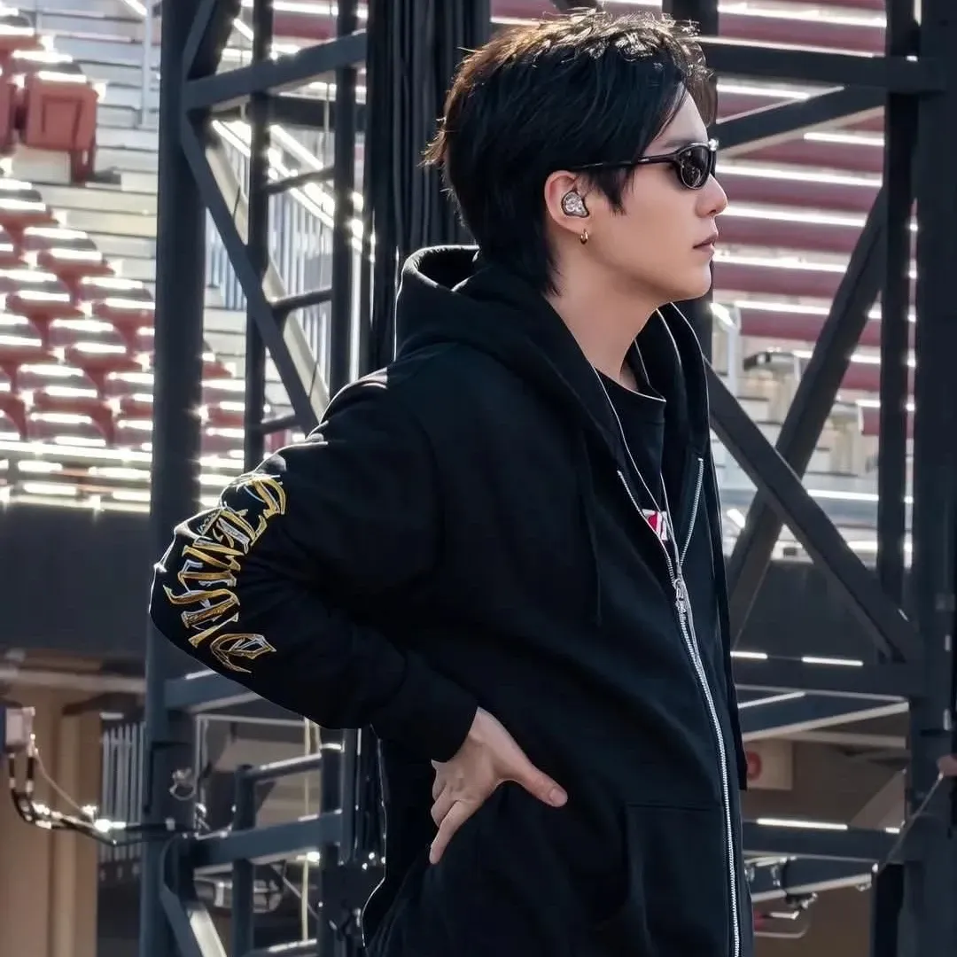 Foto aktivitas terbaru SUGA (BTS)