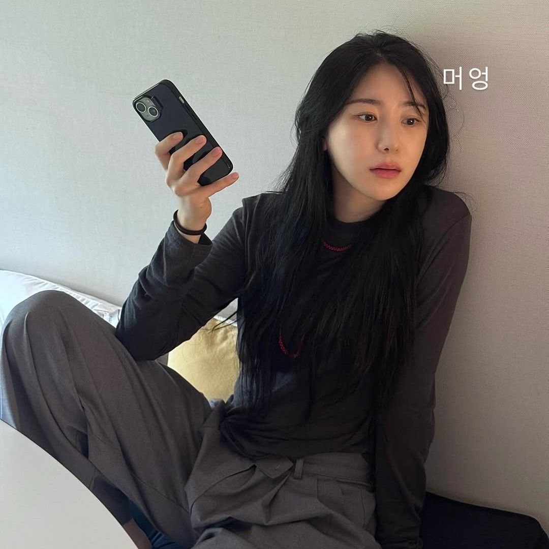 A moment captured by Lee Chaeyeon's fan