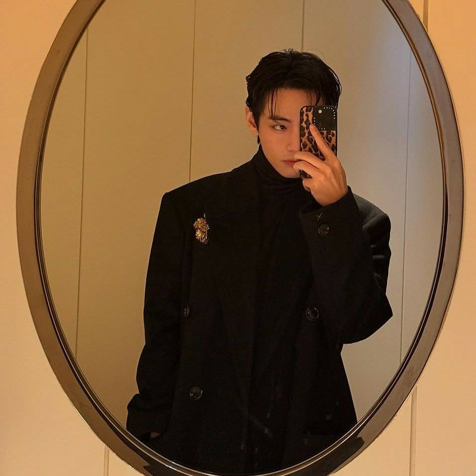 뷔 (방탄소년단) 최근 활동샷