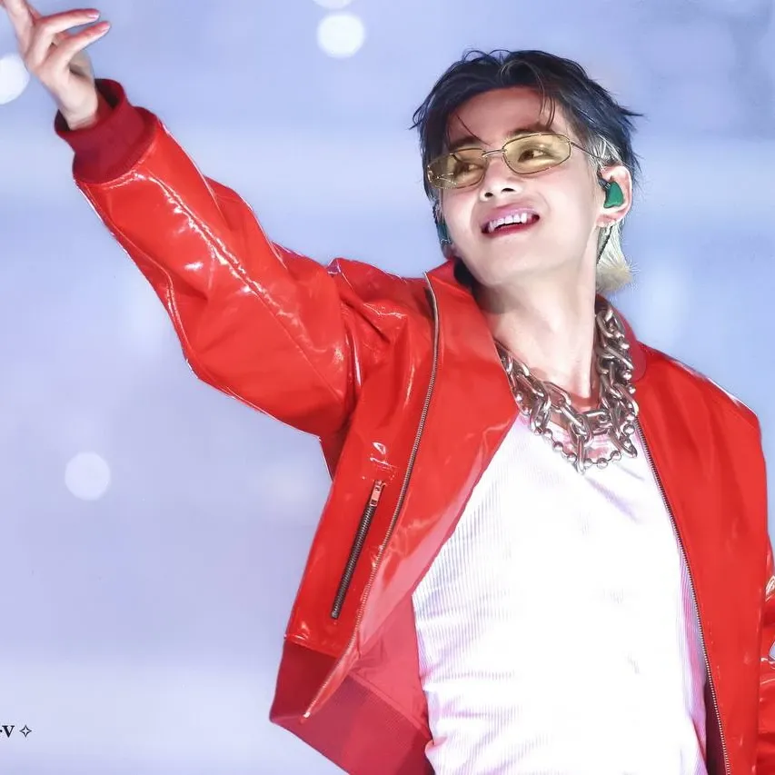 뷔 (방탄소년단)의 최신 사진
