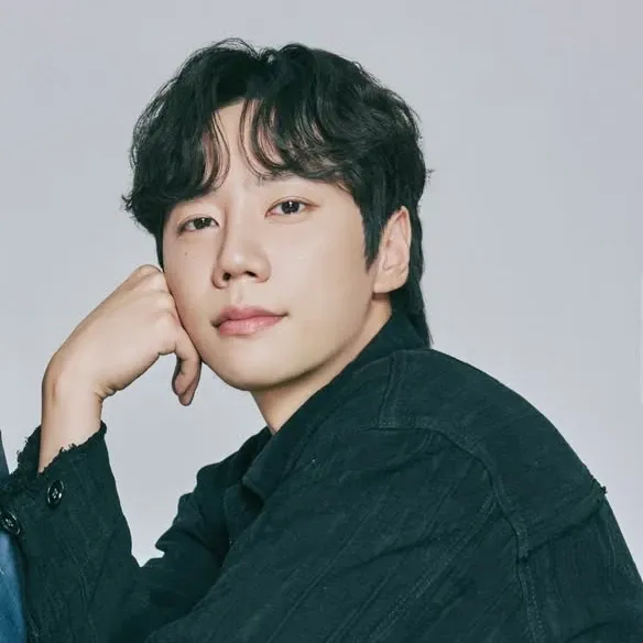 Behind-the-scenes cut of Lee Junyoung