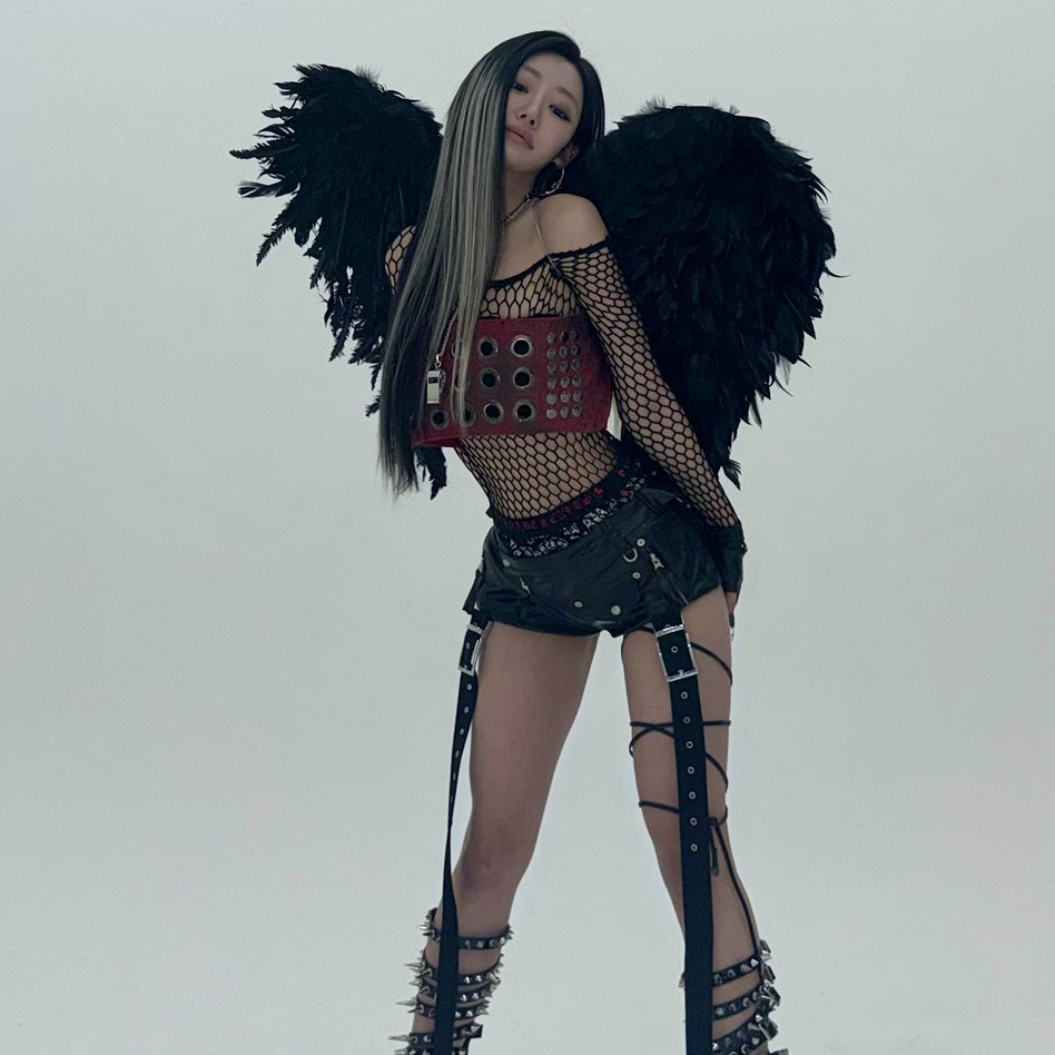 Behind-the-scenes cut of Julie (KISS OF LIFE)