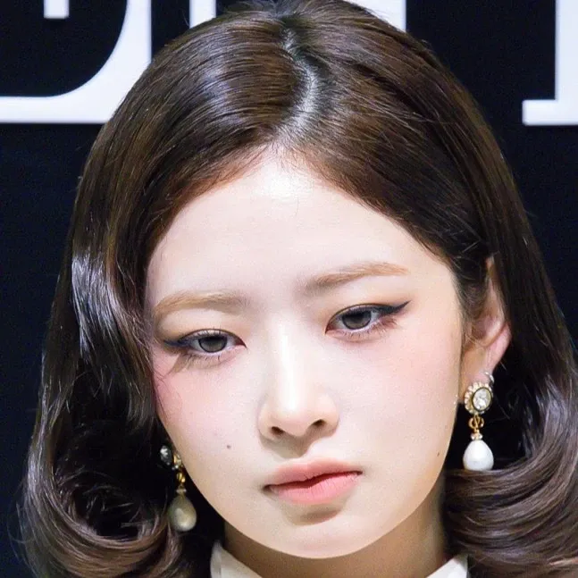 Behind-the-scenes cut of IVE