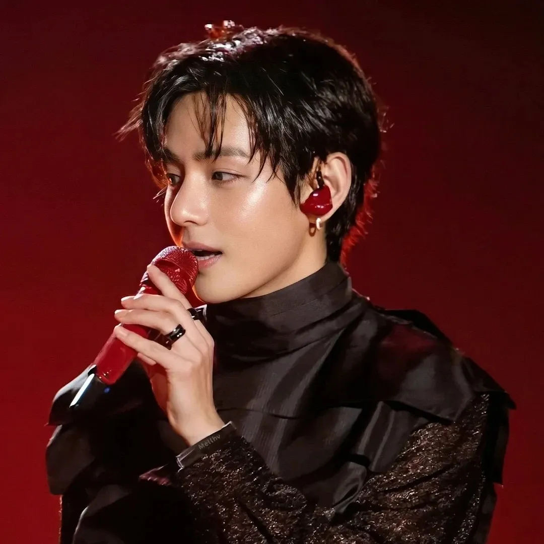 Latest photo of V (BTS)