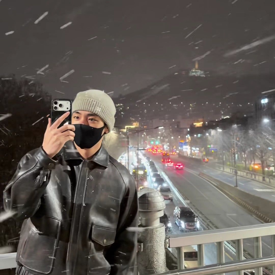 Behind-the-scenes cut of V (BTS)