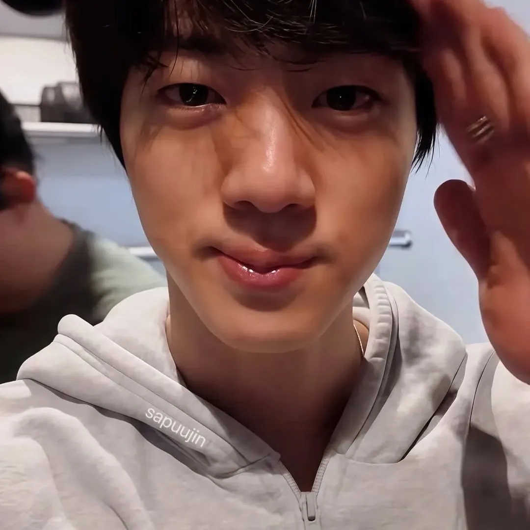 Foto aktivitas terbaru Jin (BTS)