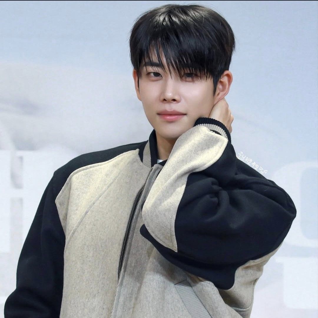 A moment captured by MJ (ASTRO)'s fan