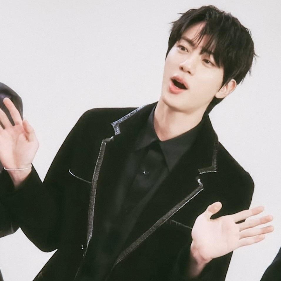 Momen yang diabadikan oleh penggemar Jin (BTS)