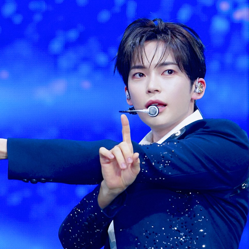 成韓彬 (ZEROBASEONE)的最新照片