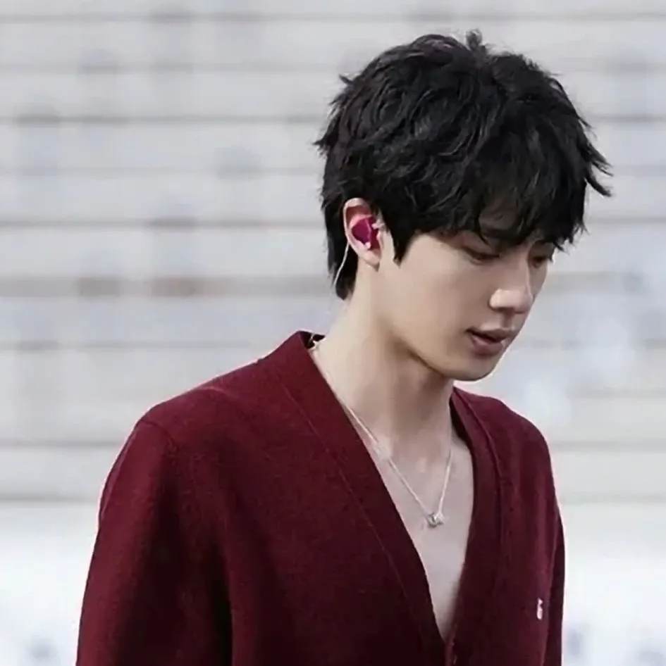 Foto aktivitas terbaru Jin (BTS)