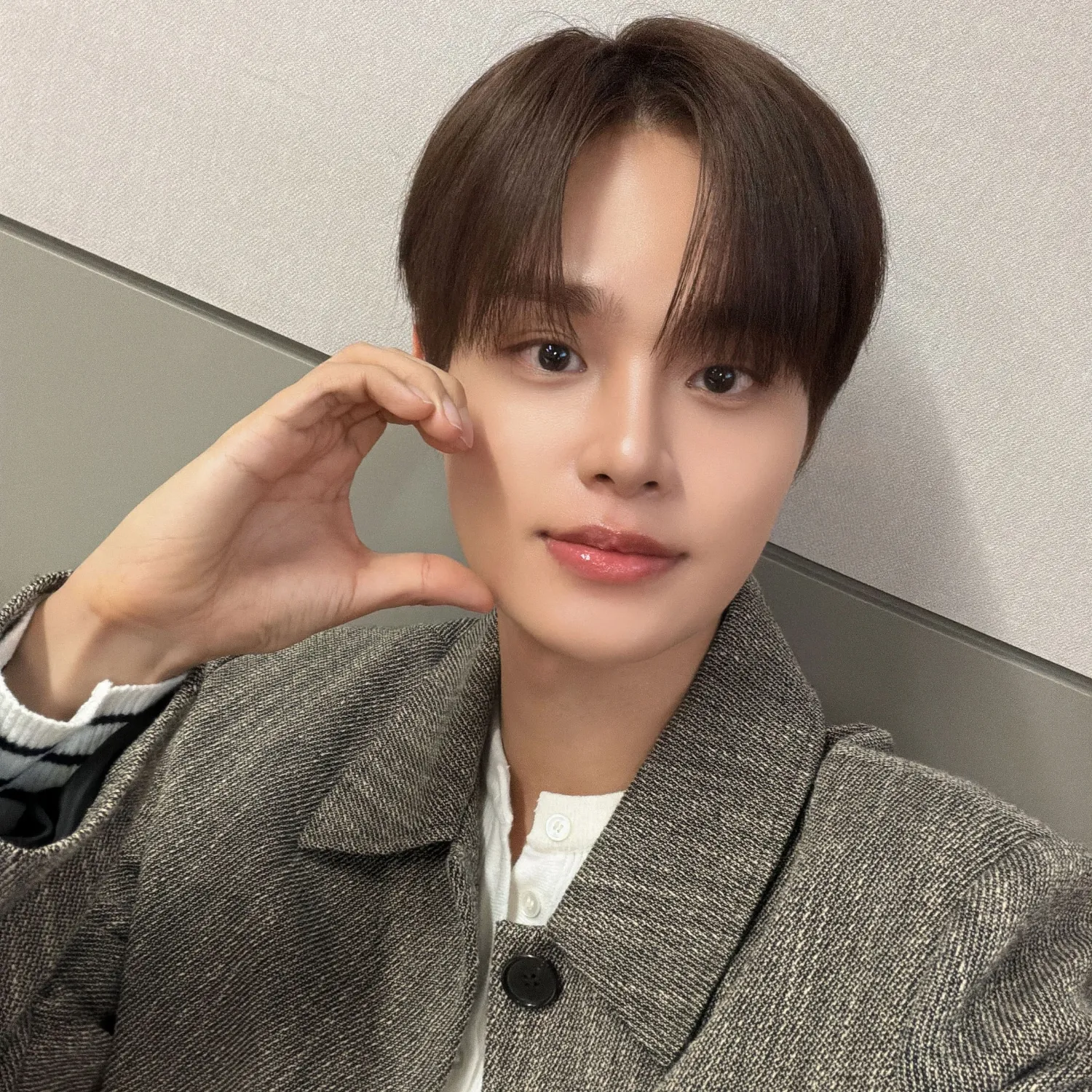 A moment captured by Lee Daehwi (AB6IX)'s fan