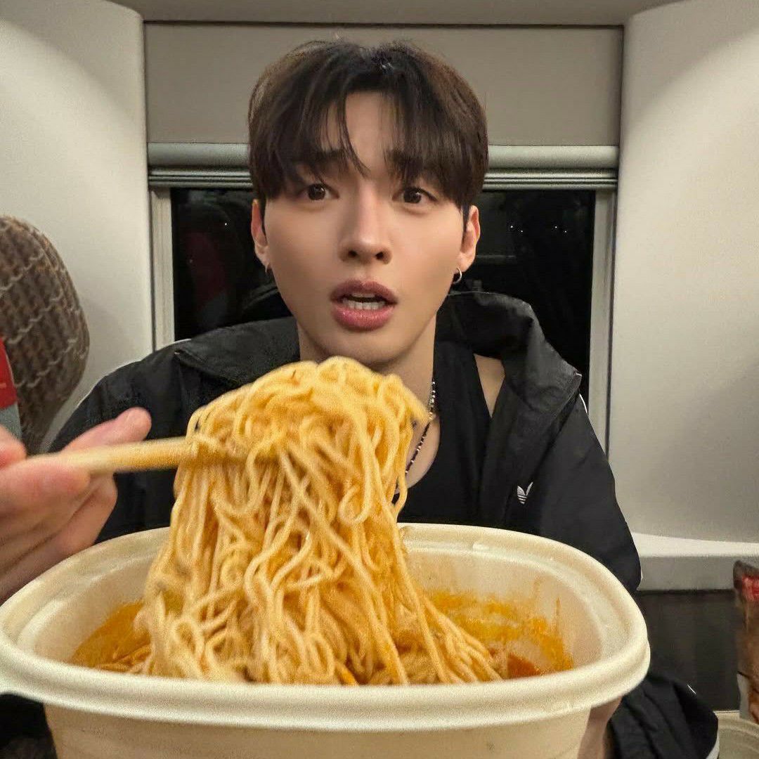 Behind-the-scenes cut of Yoon Jisung