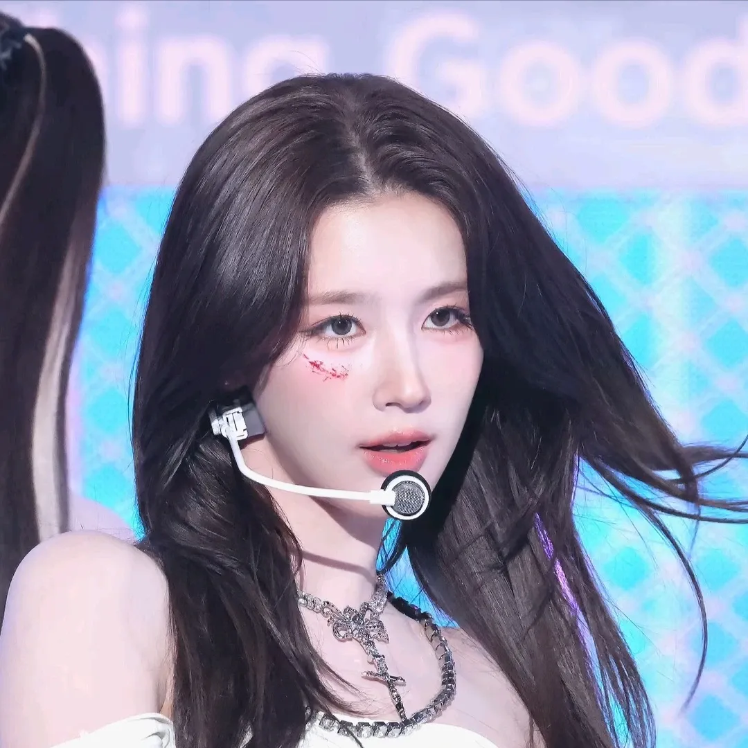 Behind-the-scenes cut of Miyeon (i-dle)