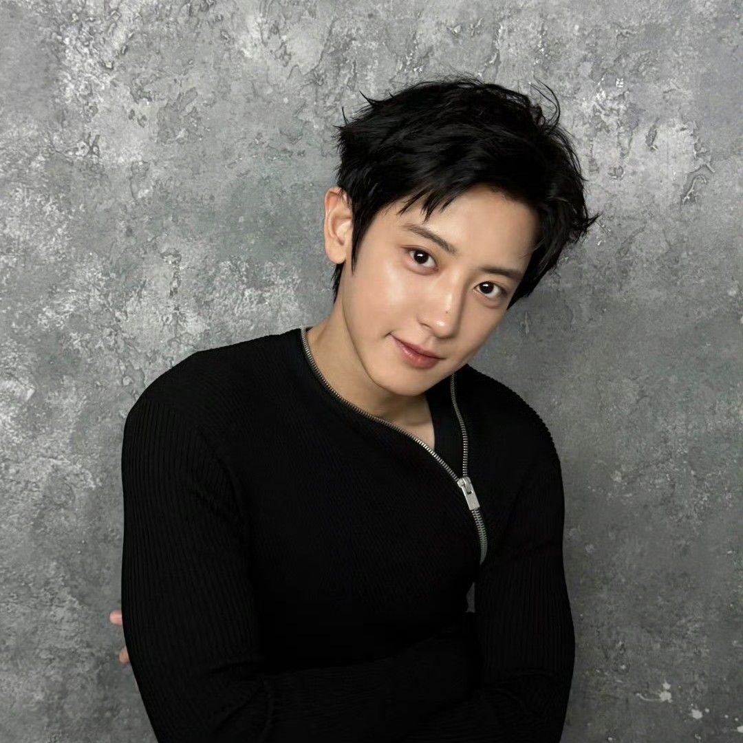 Recent activity shot of Chanyeol (EXO)