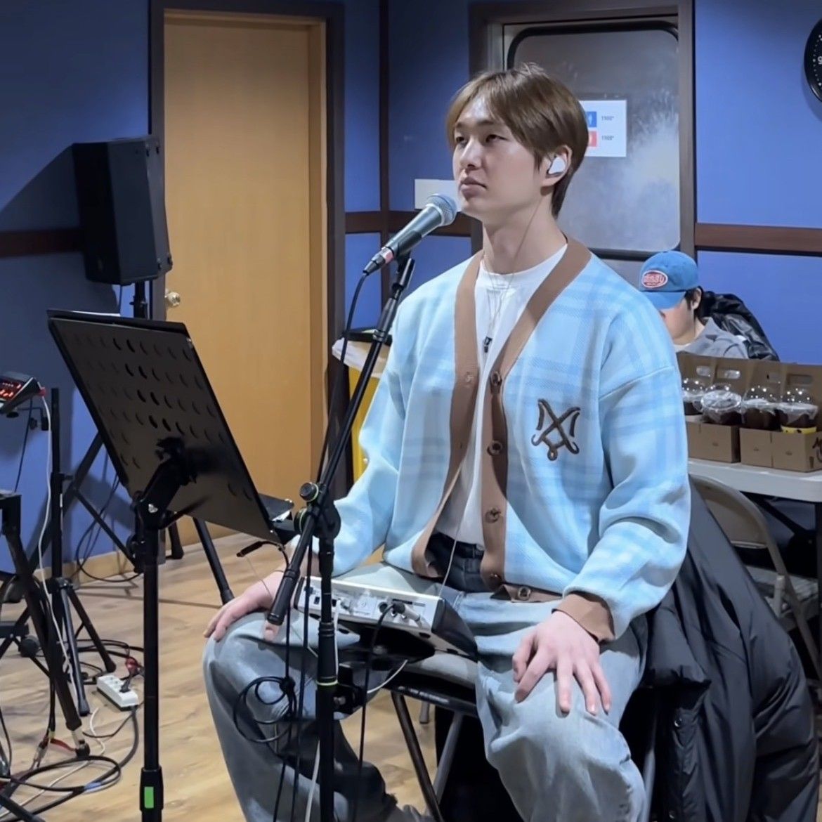 A moment captured by Onew (SHINee)'s fan