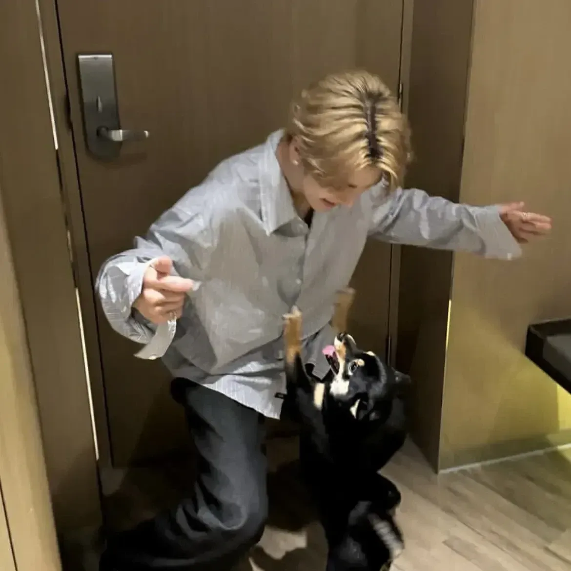 A moment captured by He Xinlong (ALPHA DRIVE ONE)'s fan