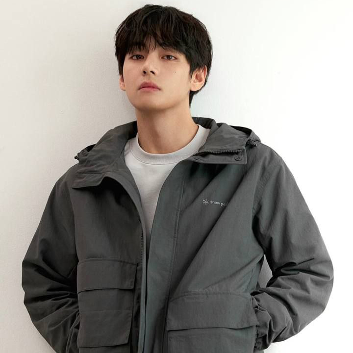 뷔 (방탄소년단)의 최신 사진