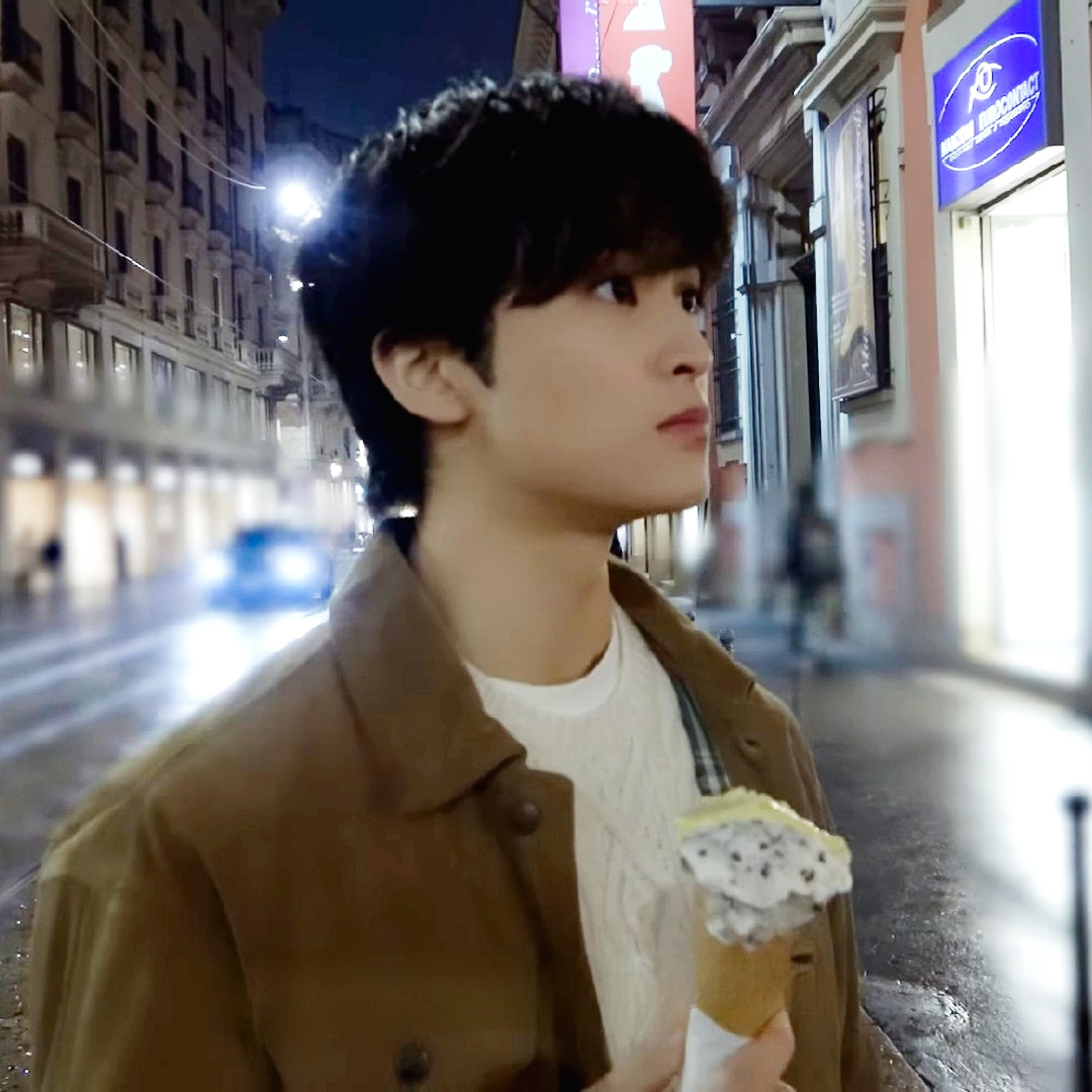 A moment captured by Mark (NCT 127, NCT DREAM)'s fan