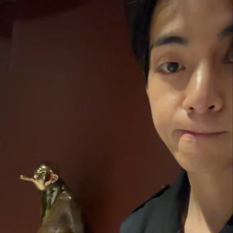 뷔 (방탄소년단)의 최신 사진