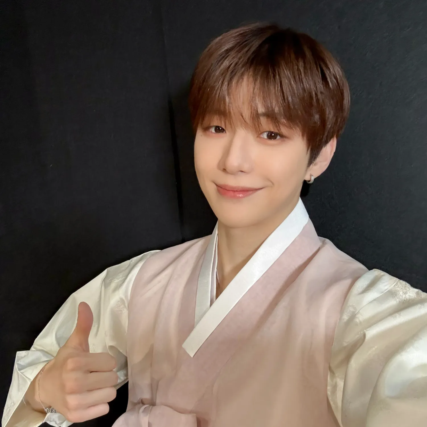 강다니엘의 비하인드 컷