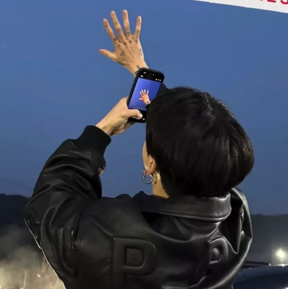 Foto aktivitas terbaru Jungkook (BTS)